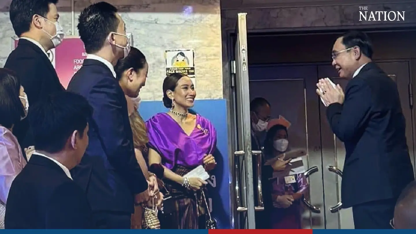 Image of Prayut greeting Thaksin’s daughters goes viral