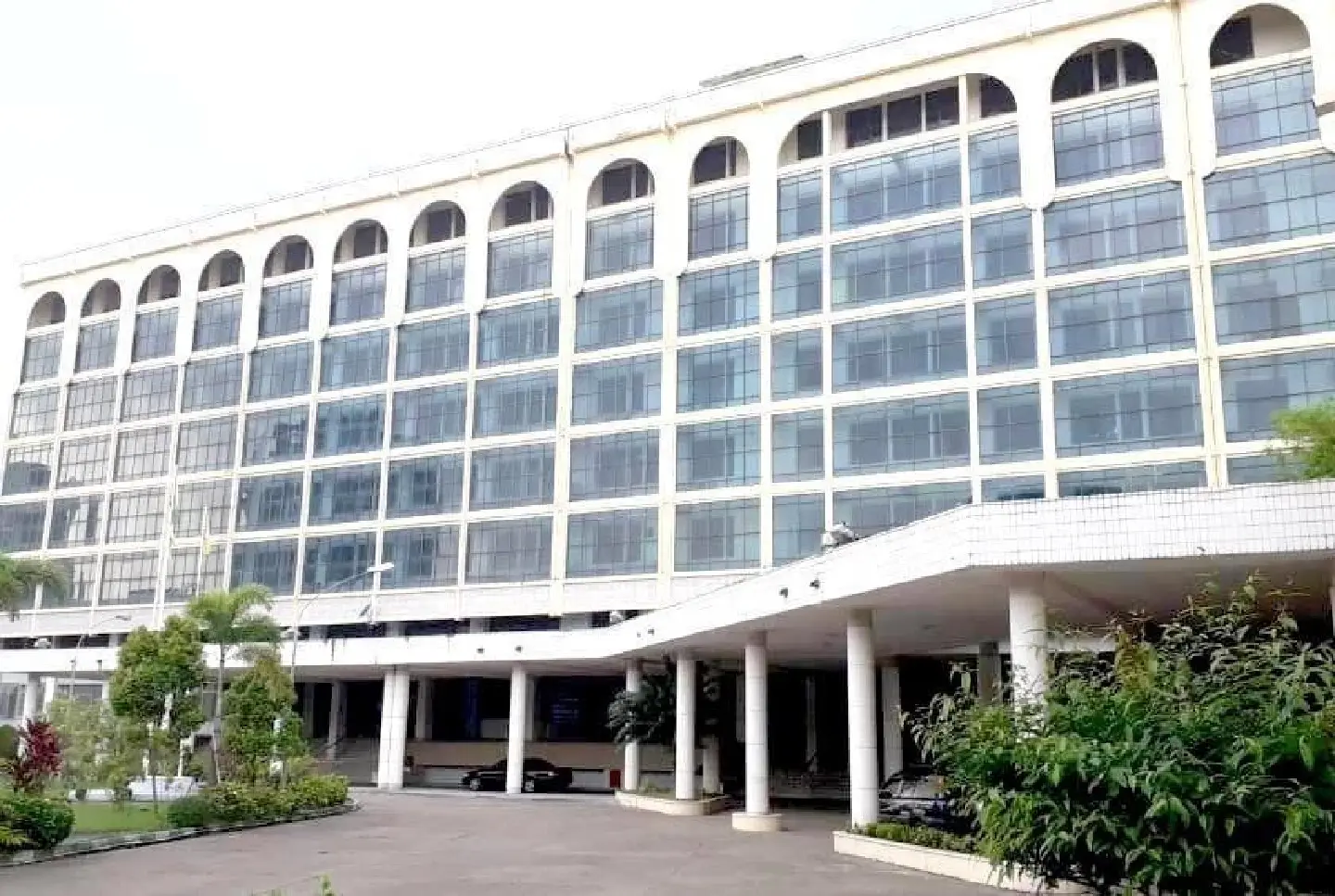 CBM ends fixed exchange rate, permits sales at market rate