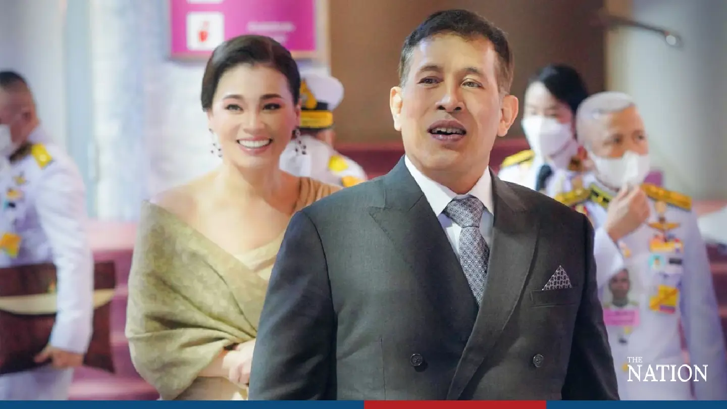 Their Majesties offer New Year calendars to well-wishing public