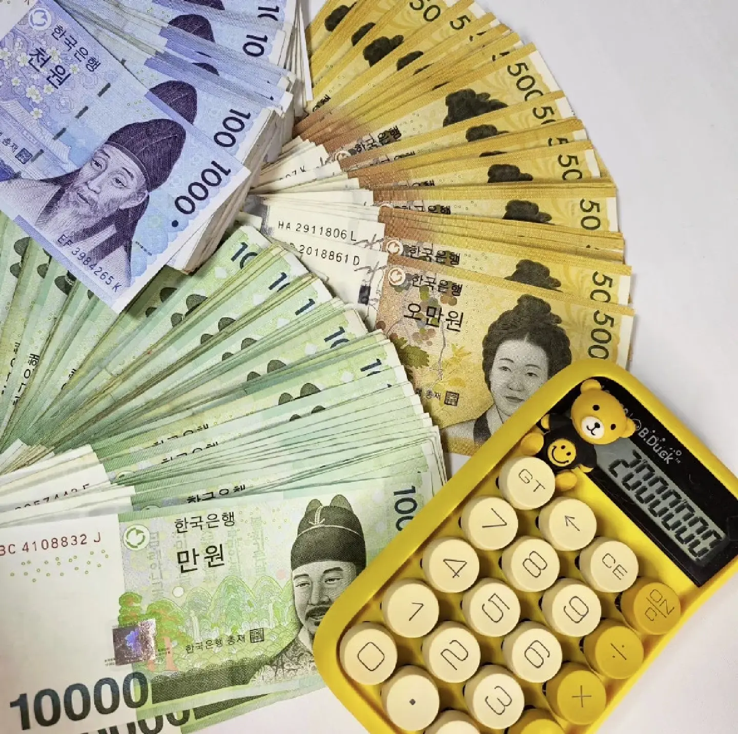 Goodbye plastic: Cash-only trend rises as young Koreans combat overspending