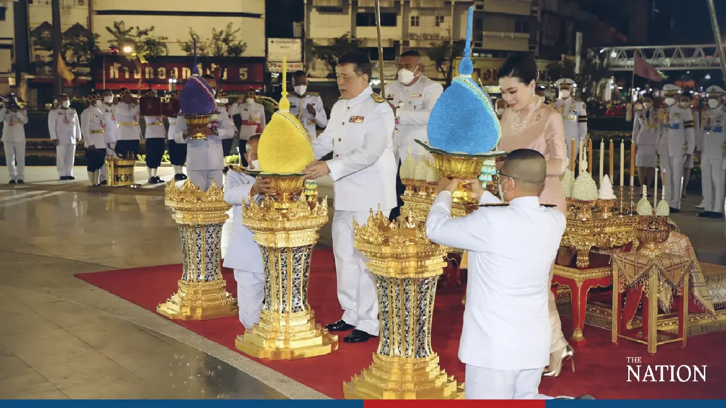 Their Majesties pay tribute to King Taksin the Great Their Majesties pay tribute to King Taksin the Great
