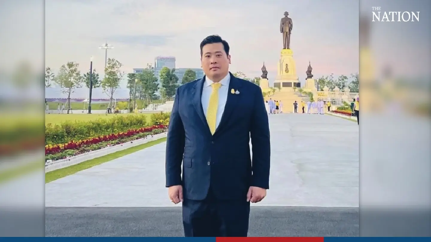 HM King’s son lays flowers at statue of his grandfather in Bangkok