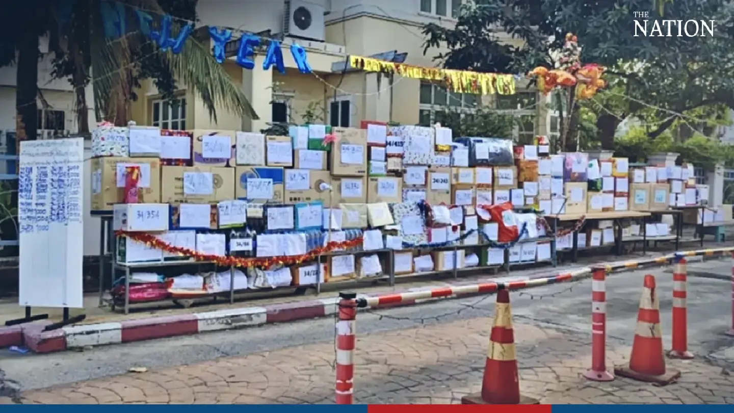 Housing estate residents shower guards, workers with New Year gifts