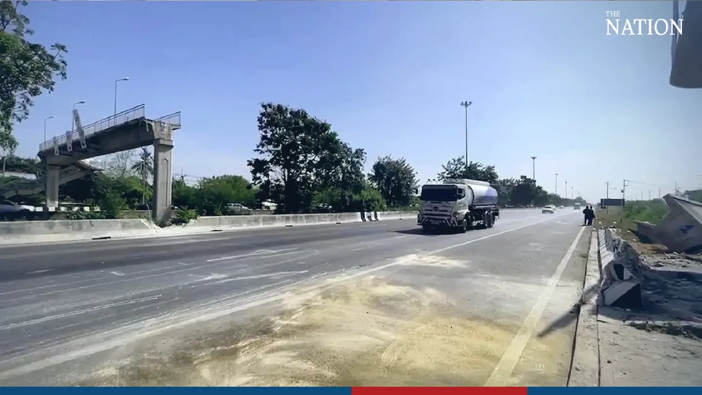 Traffic resumes on Ang Thong’s Asia Highway as officials remove collapsed bridge Traffic resumes on Ang Thong’s Asia Highway as officials remove collapsed bridge