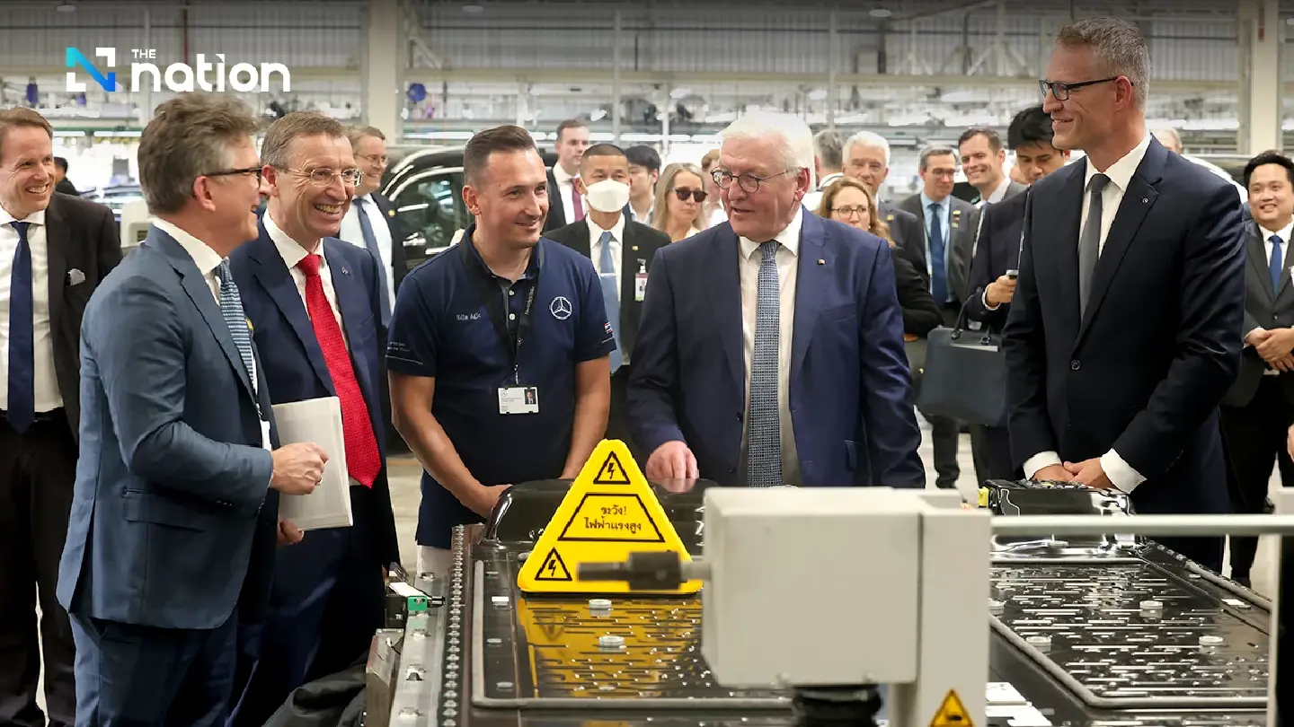 German president visits Mercedes-Benz factory German president visits Mercedes-Benz factory
