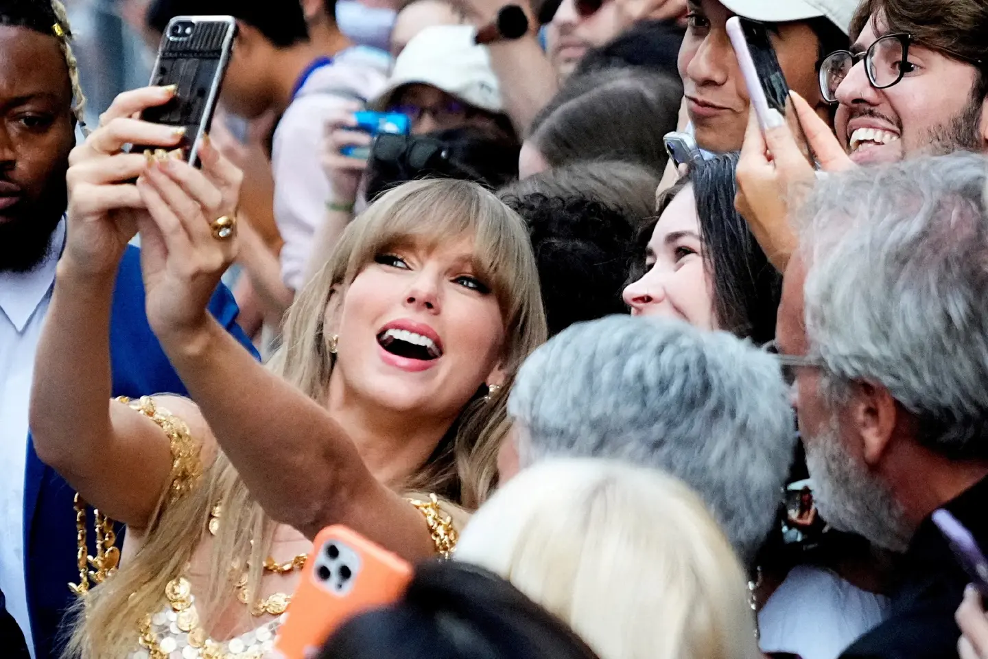 Taylor Swift's fans fight against the spread of deepfake images on social media Taylor Swift's fans fight against the spread of deepfake images on social media