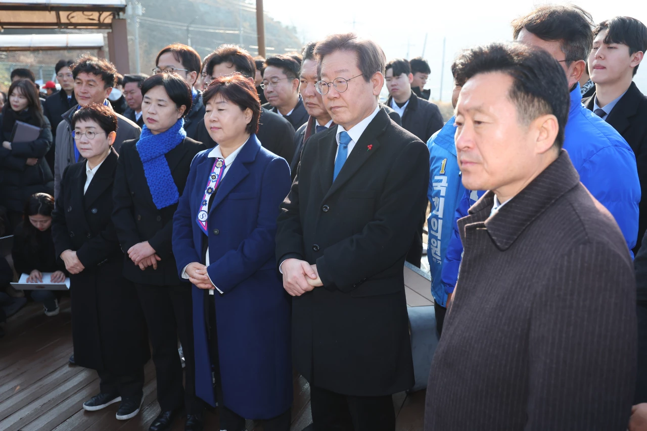 South Korean opposition leader stabbed in the neck