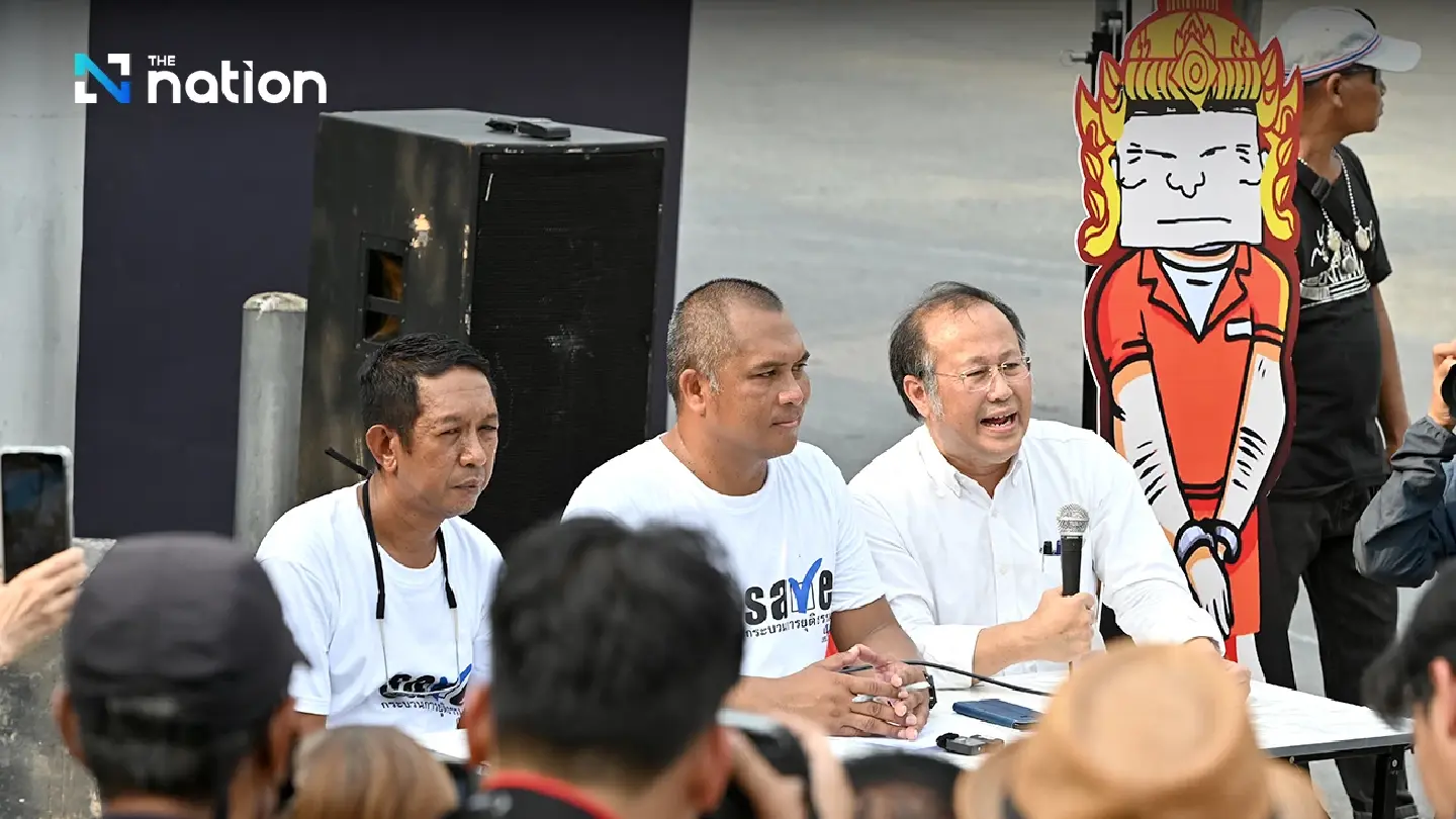 Protesters rally outside Government House, want Thaksin back in jail