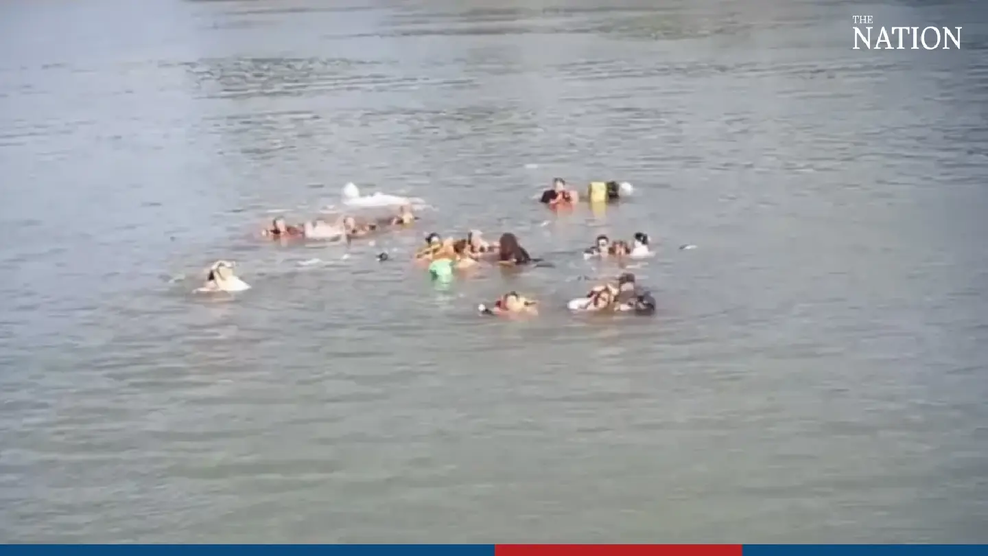 22 people rescued from three sinking boats on Mekong River 22 people rescued from three sinking boats on Mekong River