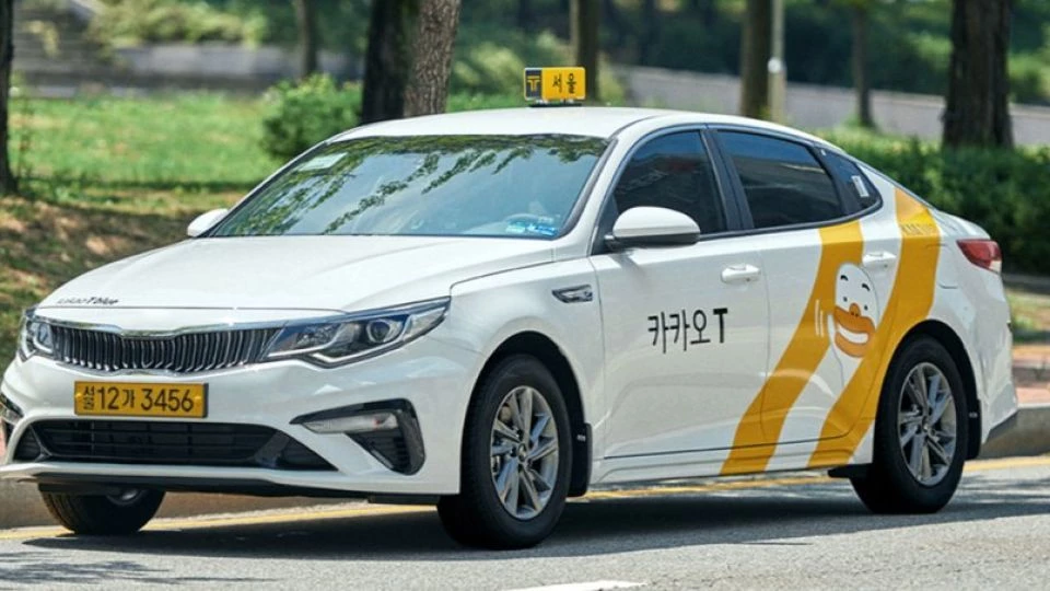 Only 2 out of 10 in Seoul hail cabs the old fashioned way