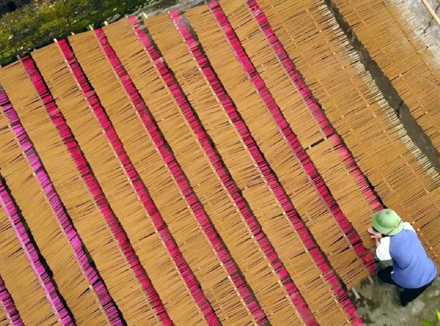 Centuries of tradition fill craft village with scent of incense in Tet season