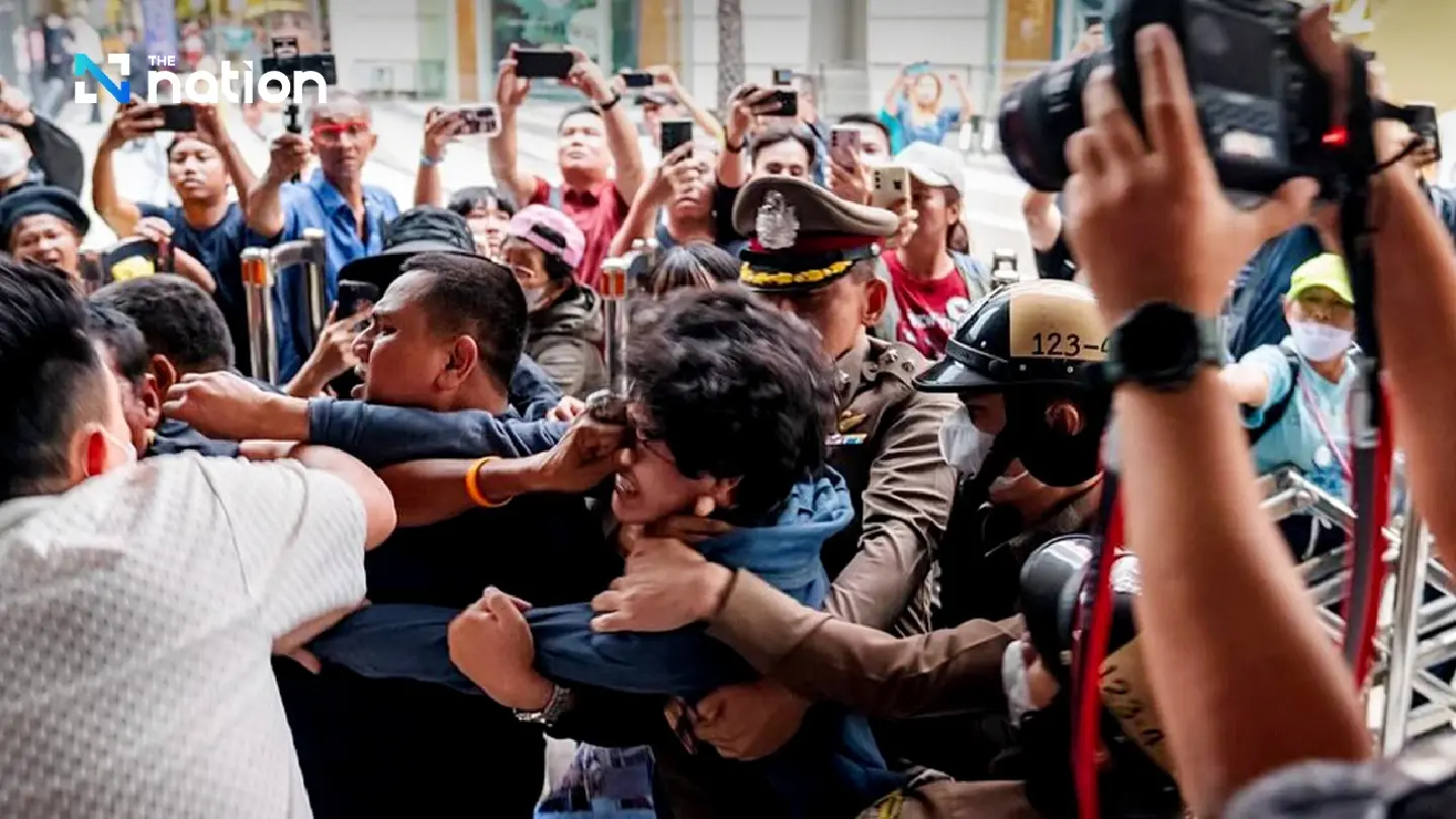 Clash between pro- and anti-royal groups prompts closure of 2 Siam BTS exits