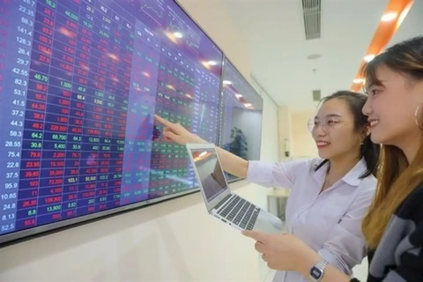 Vietnamese stock market surges; capitalization soars by $27.5B in 2 months