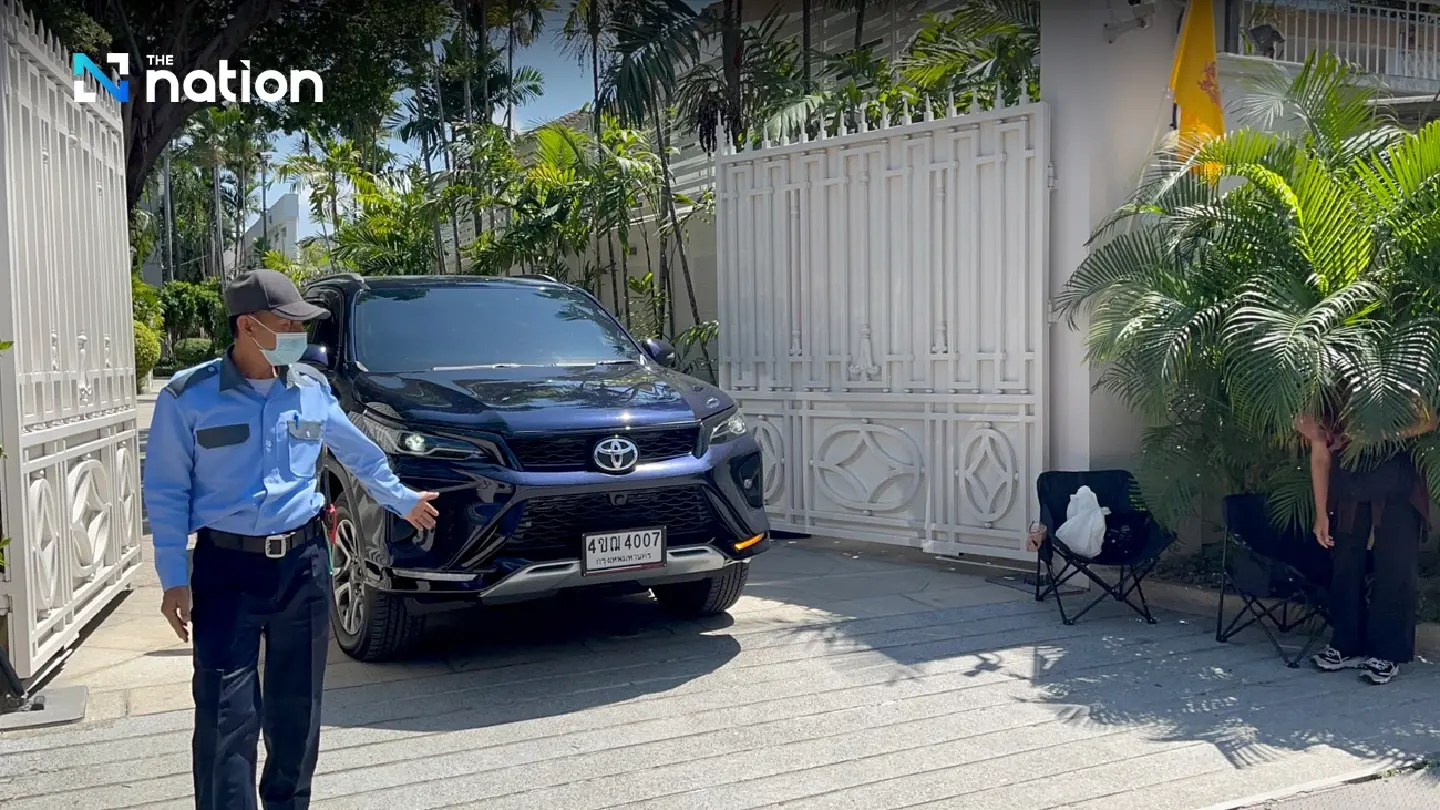 Probation officials visit Thaksin at home to inform him of parole conditions