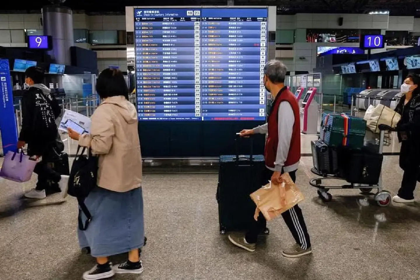 Taiwan stops new group trips to China amid tourism, air route spat