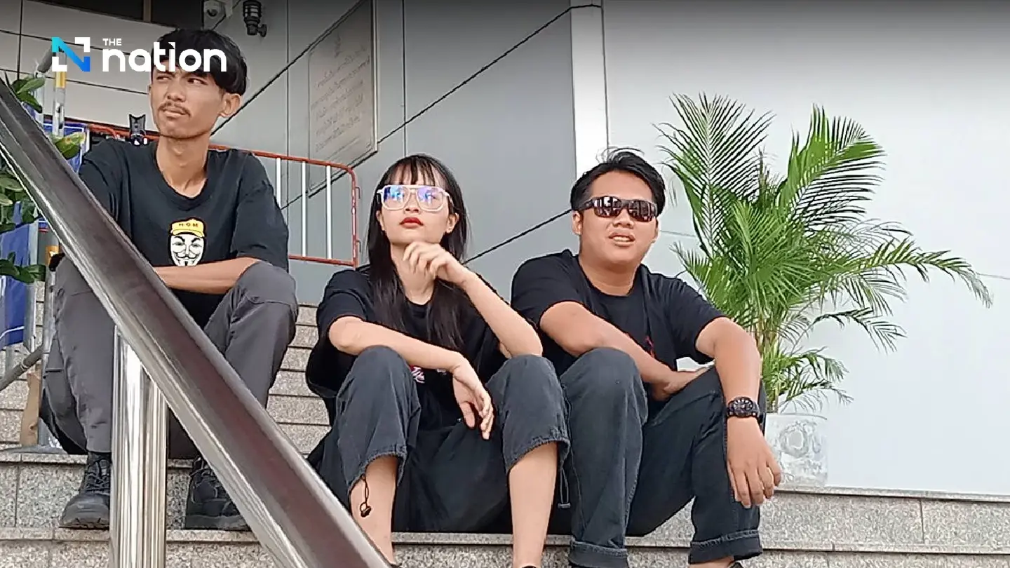 Thaluwang activists challenge police as they await arrest at Criminal Court stairs Thaluwang activists challenge police as they await arrest at Criminal Court stairs