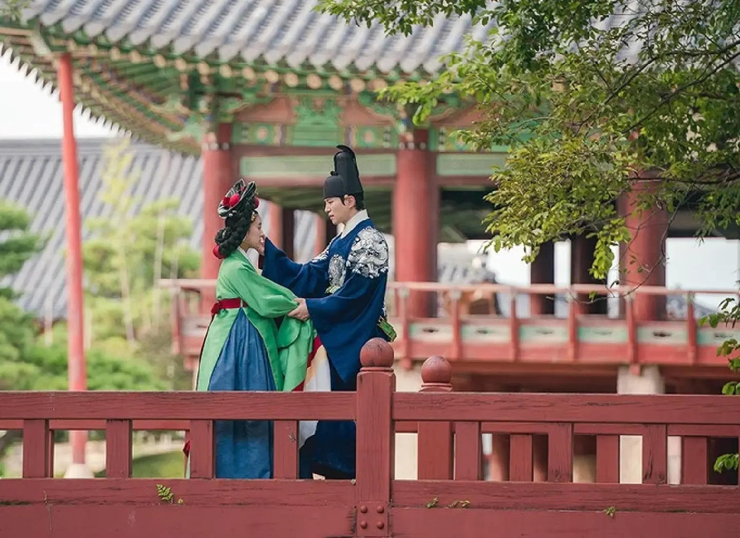 Springtime stroll around hanok straight out of 'Red Sleeve'