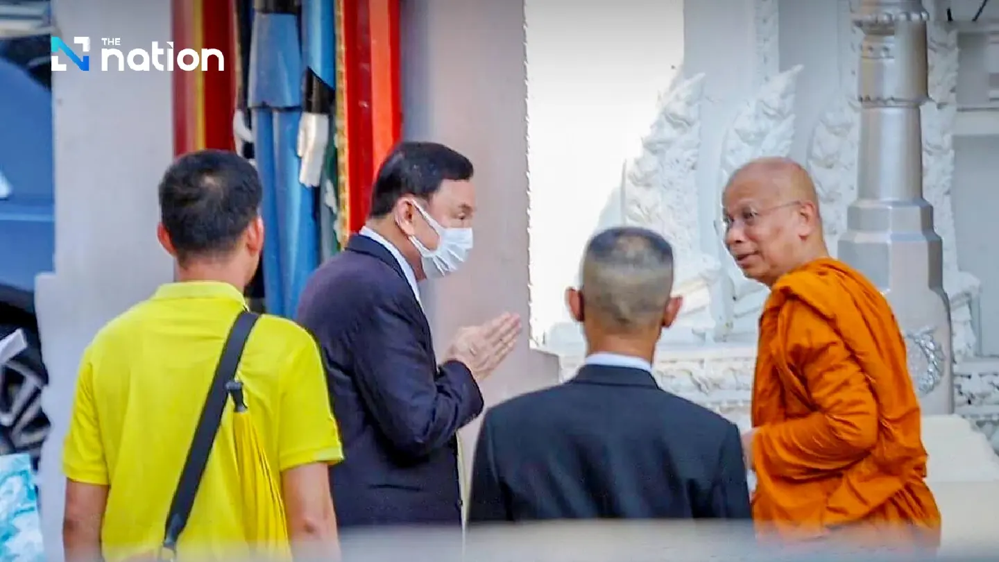 Looking healthy and without supports, Thaksin visits Supreme Patriarch