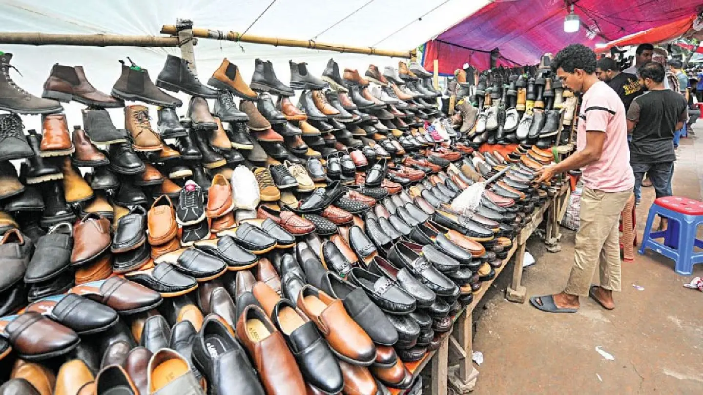 Dhaka's Panthapath street market: A hub for affordable shoes Dhaka's Panthapath street market: A hub for affordable shoes