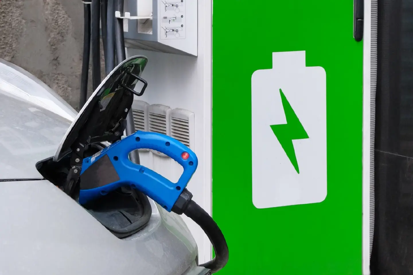 Battery vs. Hydrogen: A Clash of Titans in the race to Zero Emissions