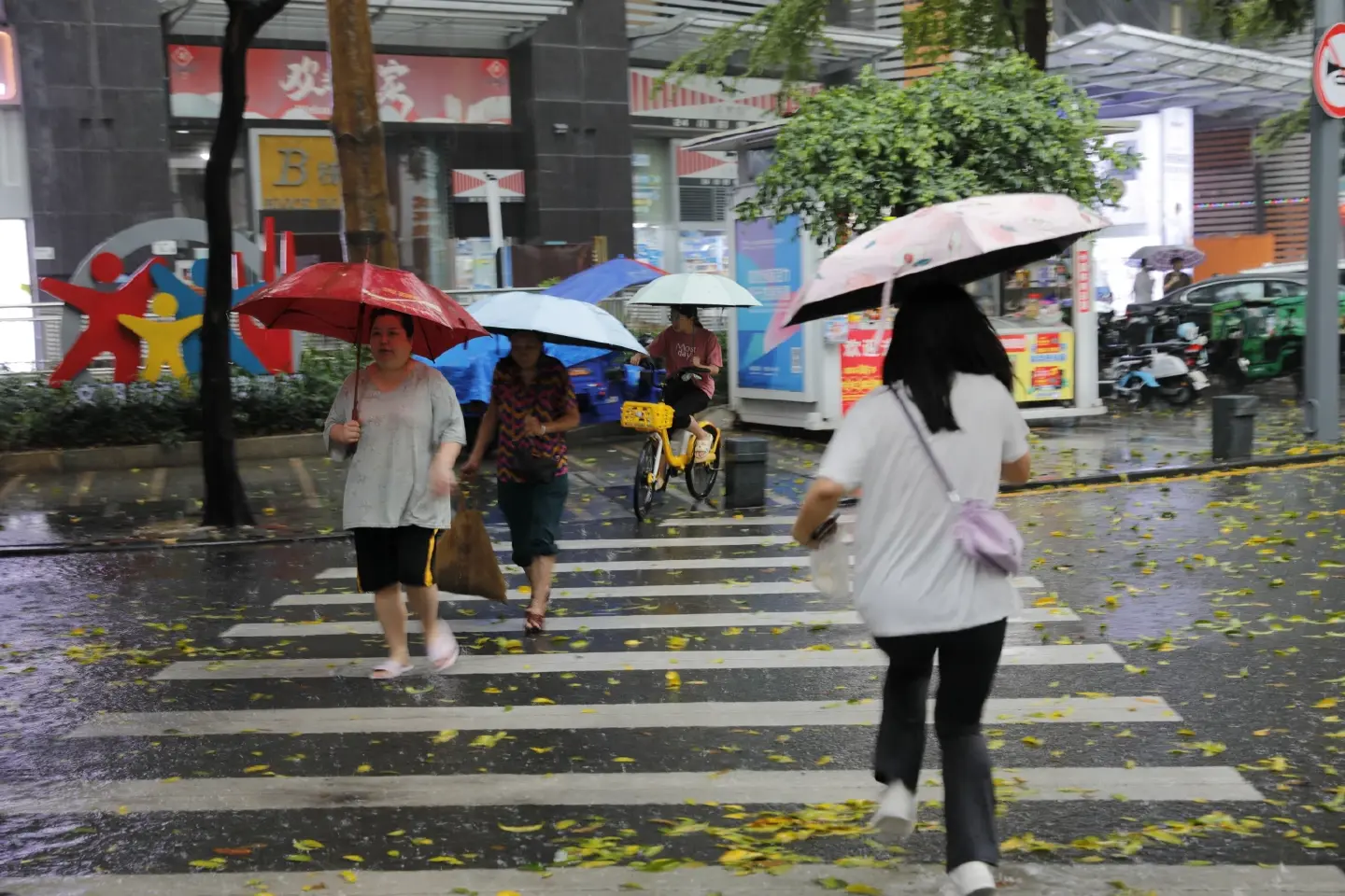 Massive river flooding expected in China's Guangdong, threatening millions Massive river flooding expected in China's Guangdong, threatening millions