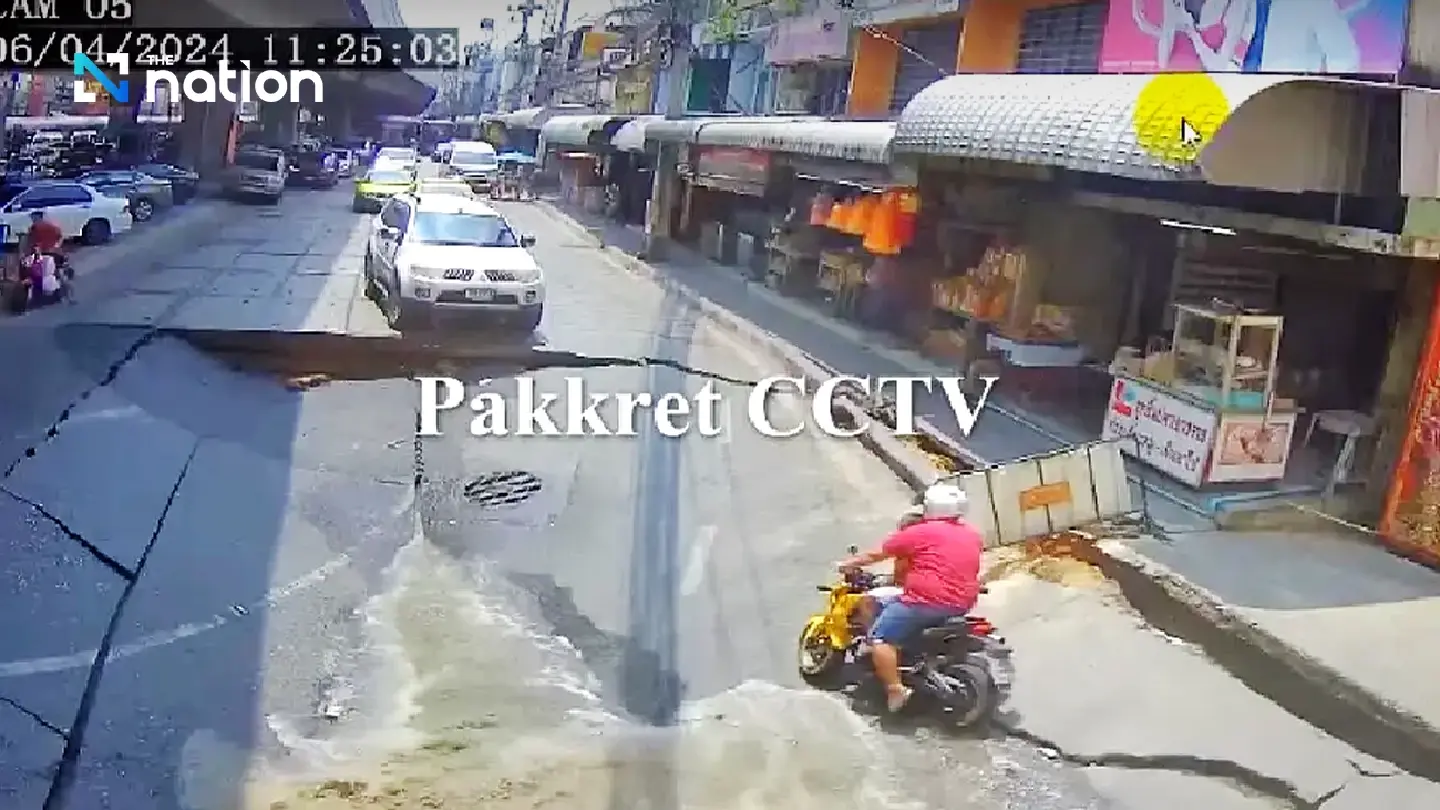 Road collapse on Chaeng Watthana Road hinders access to Pak Kret Pier