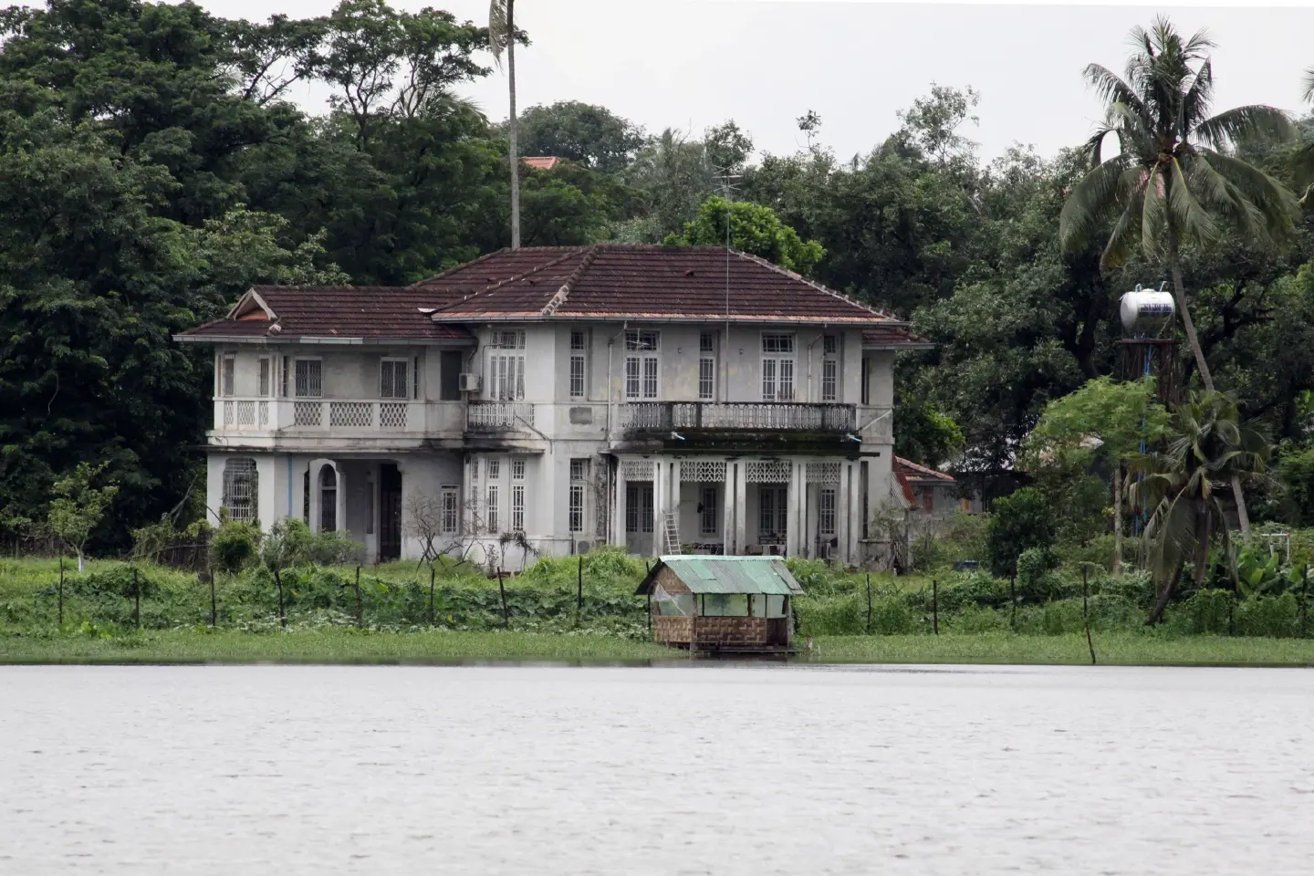 Aung San Suu Kyi has been moved from prison to house arrest due to heat wave Aung San Suu Kyi has been moved from prison to house arrest due to heat wave