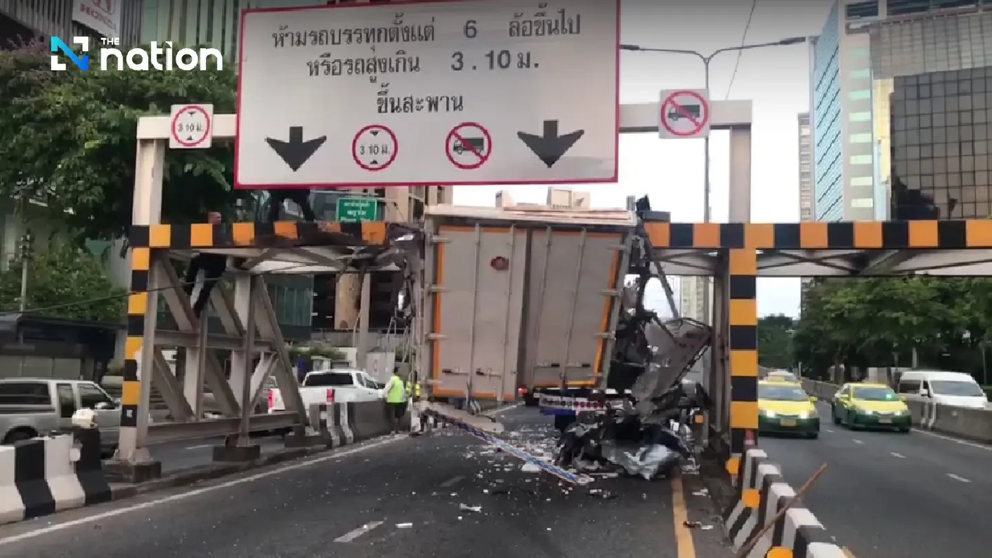Two trucks hit same height limiter, cause traffic chaos in Bangkok Two trucks hit same height limiter, cause traffic chaos in Bangkok
