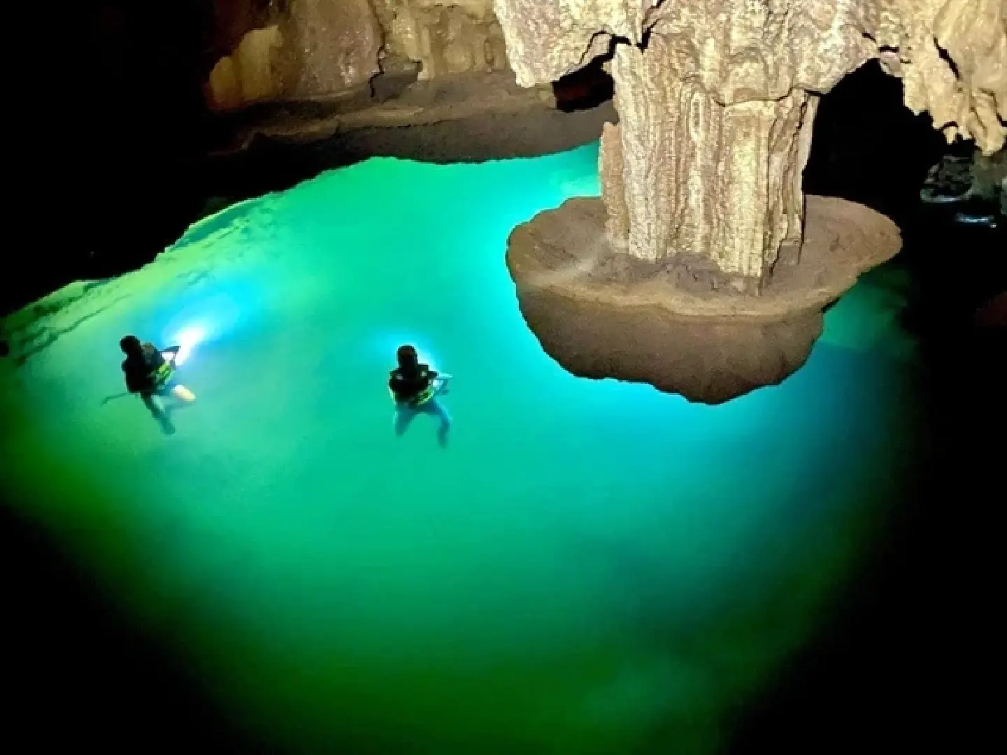 Enigmatic 'floating' lake uncovered in Quang Binh, Vietnam