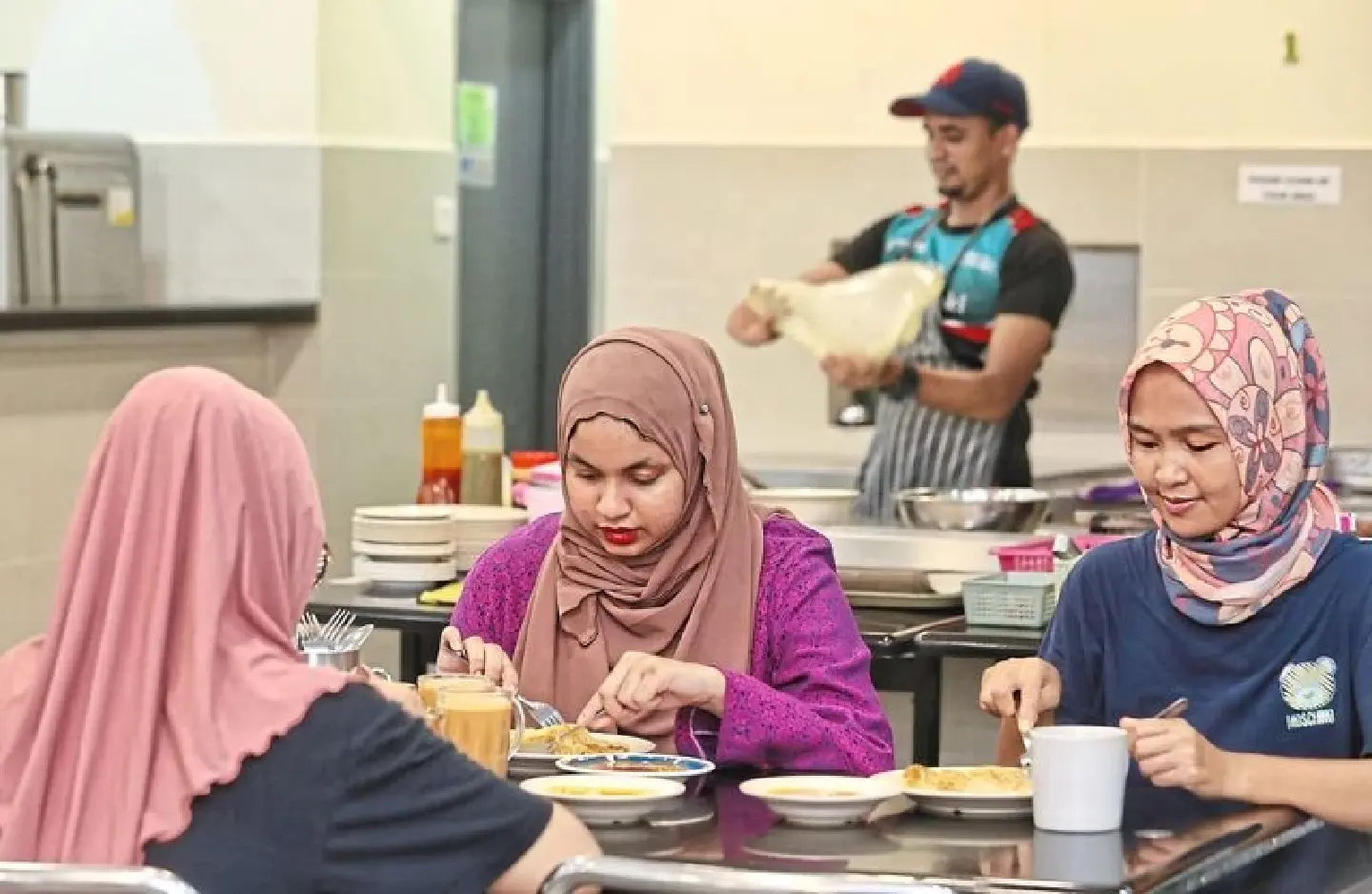 In Johor Baru, many people choose roti canai when their budgets are tight In Johor Baru, many people choose roti canai when their budgets are tight