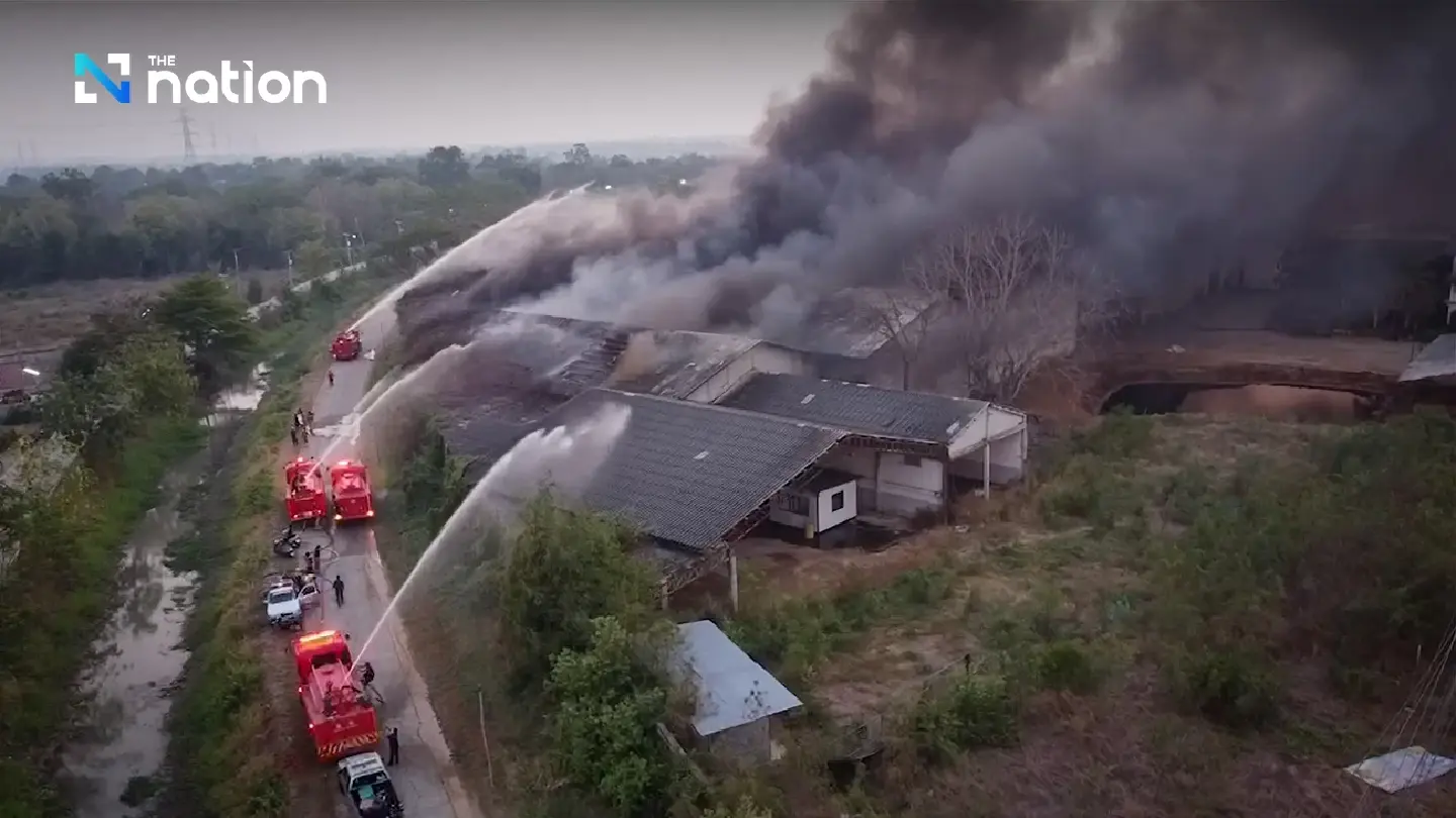 Warehouse fire prompts evacuations in Ayutthaya Warehouse fire prompts evacuations in Ayutthaya