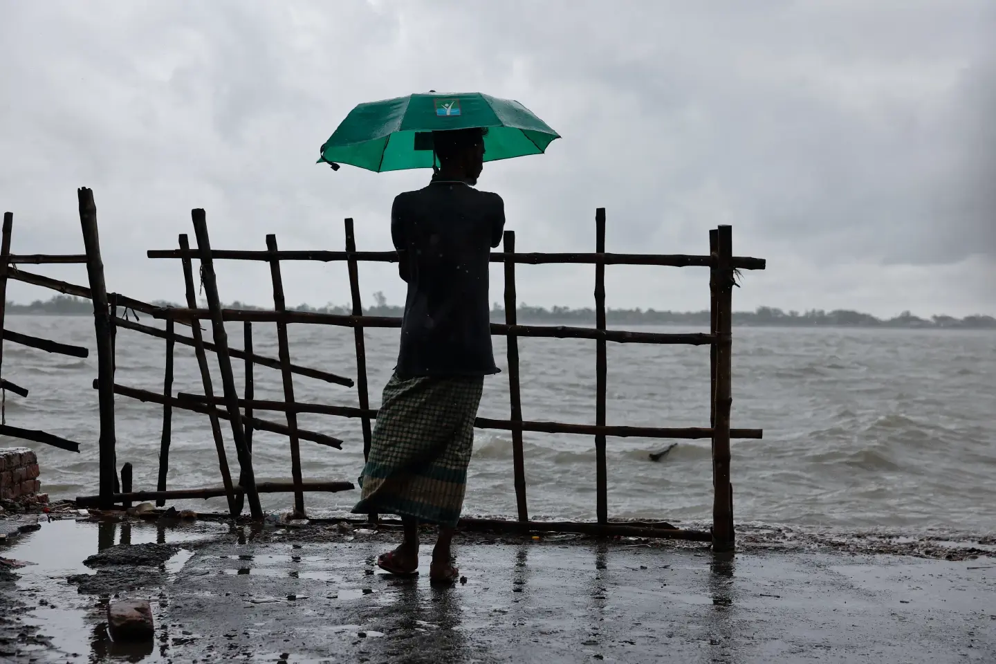 Bangladesh evacuates 800,000 as severe cyclone approaches from Bay of Bengal Bangladesh evacuates 800,000 as severe cyclone approaches from Bay of Bengal