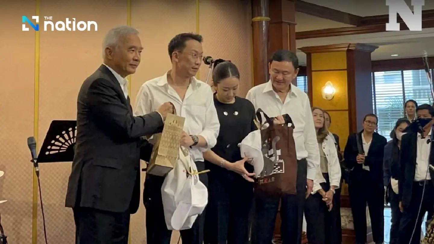 Thaksin invites Suwat to merge his Chart Pattana with Pheu Thai Thaksin invites Suwat to merge his Chart Pattana with Pheu Thai