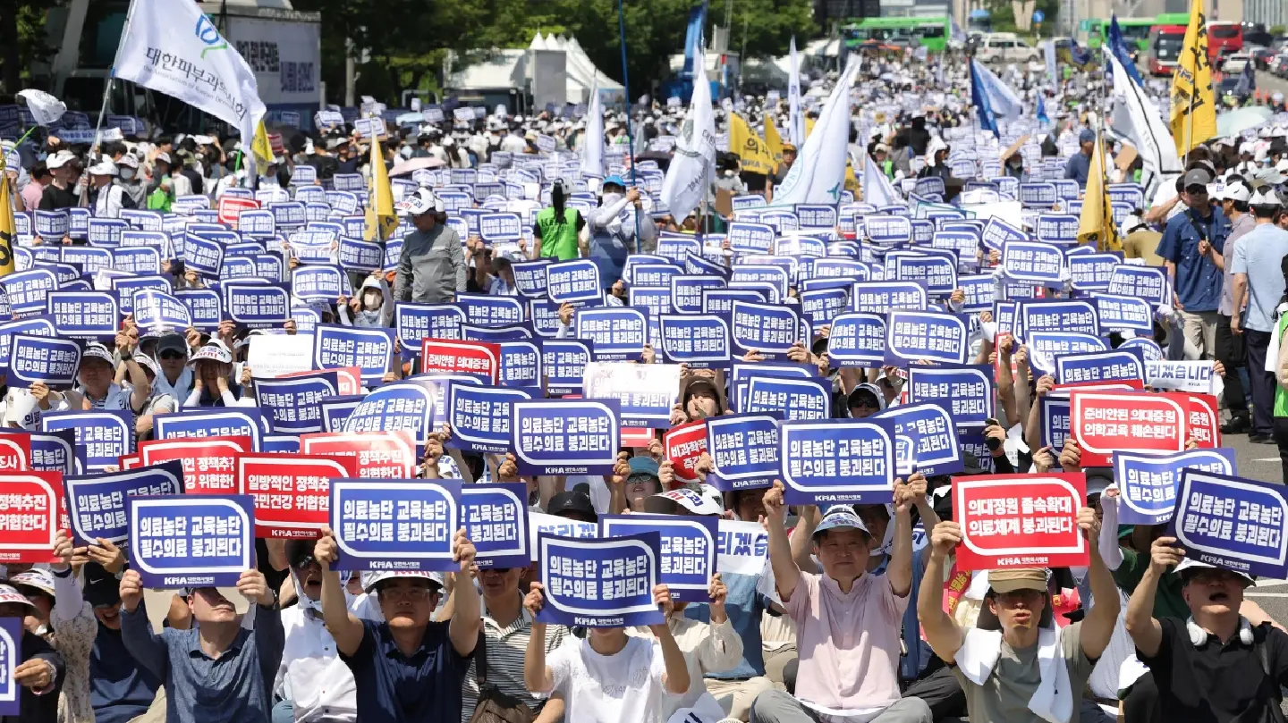 Korea's largest doctors' group begins full-scale strike despite warnings Korea's largest doctors' group begins full-scale strike despite warnings