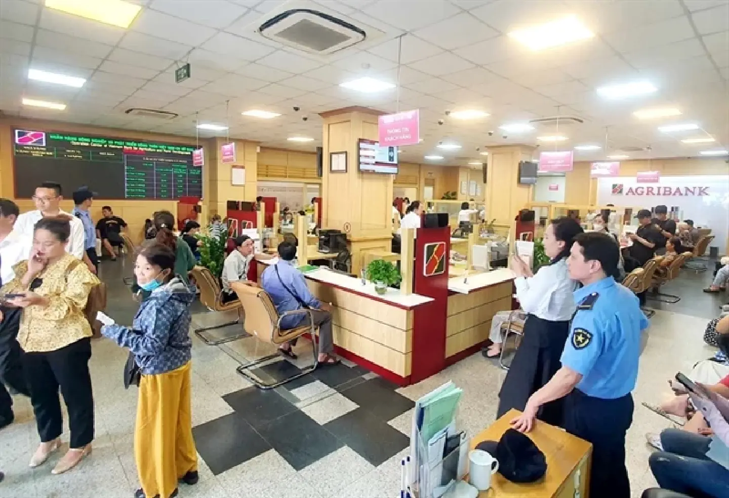 Vietnam banks assure sufficient gold reserves as residents queue up Vietnam banks assure sufficient gold reserves as residents queue up