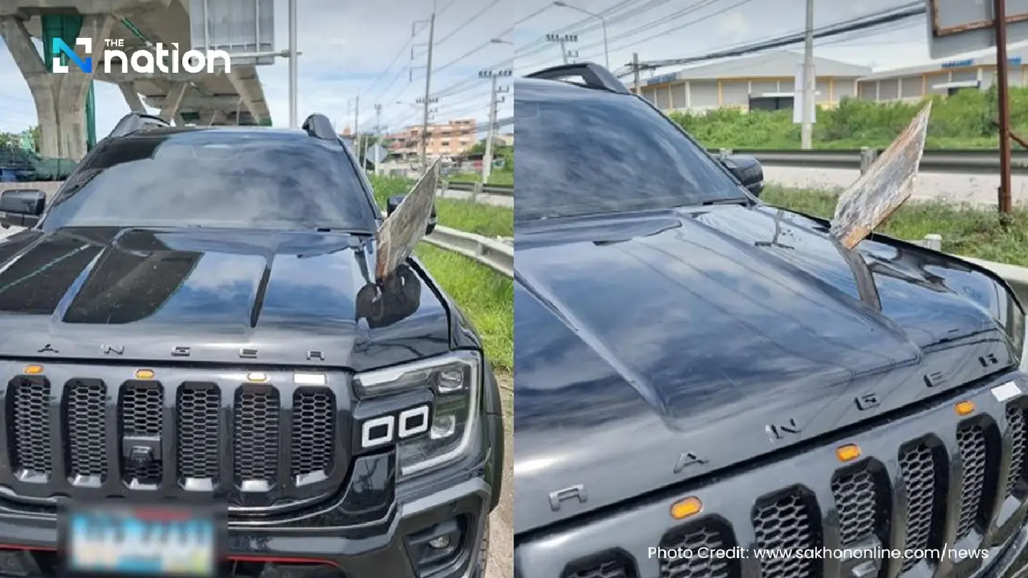 Metal sheet falls on pick-up from Rama II elevated motorway