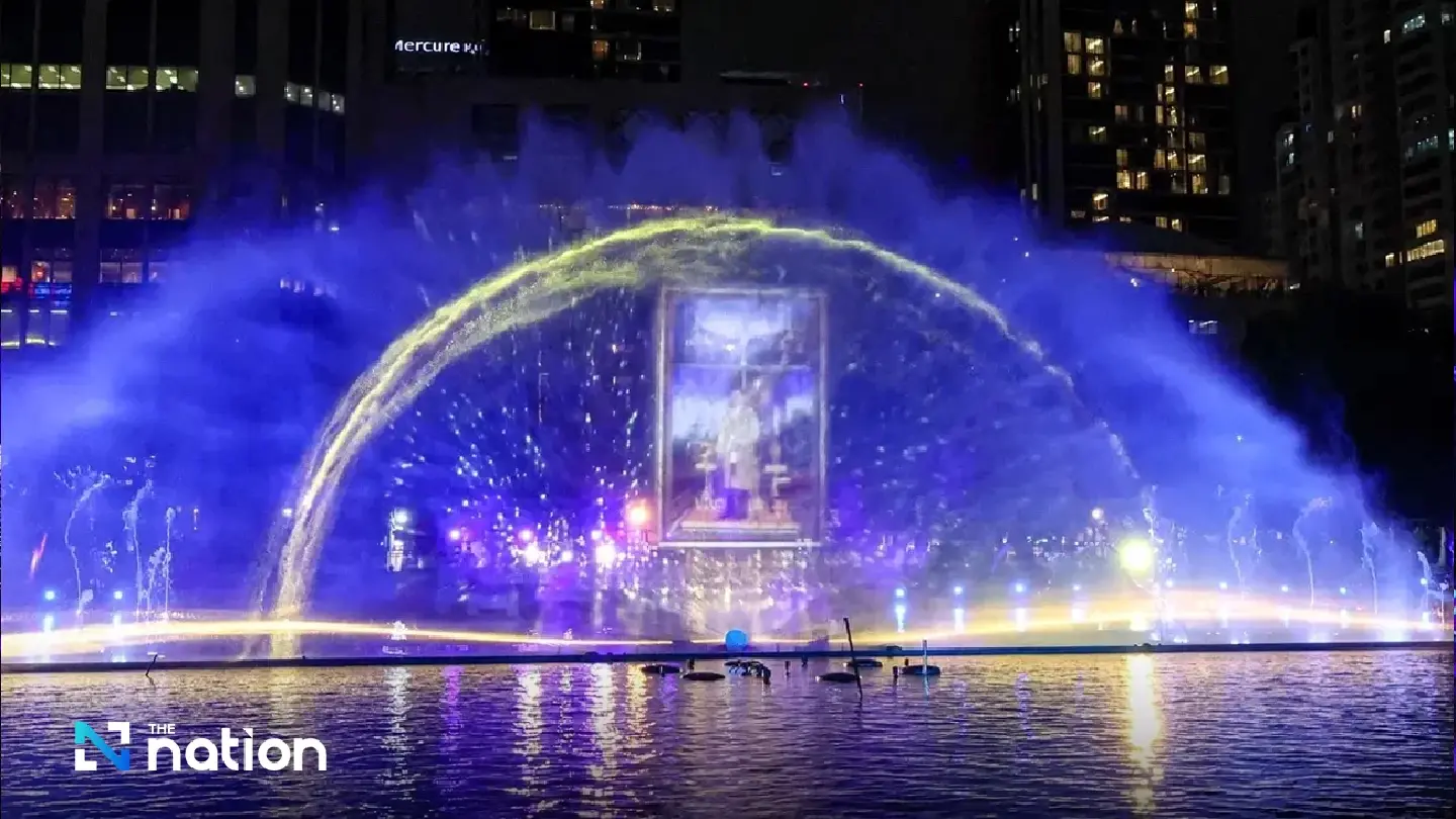 Benjasiri Park unveils water curtain to honour the King’s 72nd birthday Benjasiri Park unveils water curtain to honour the King’s 72nd birthday
