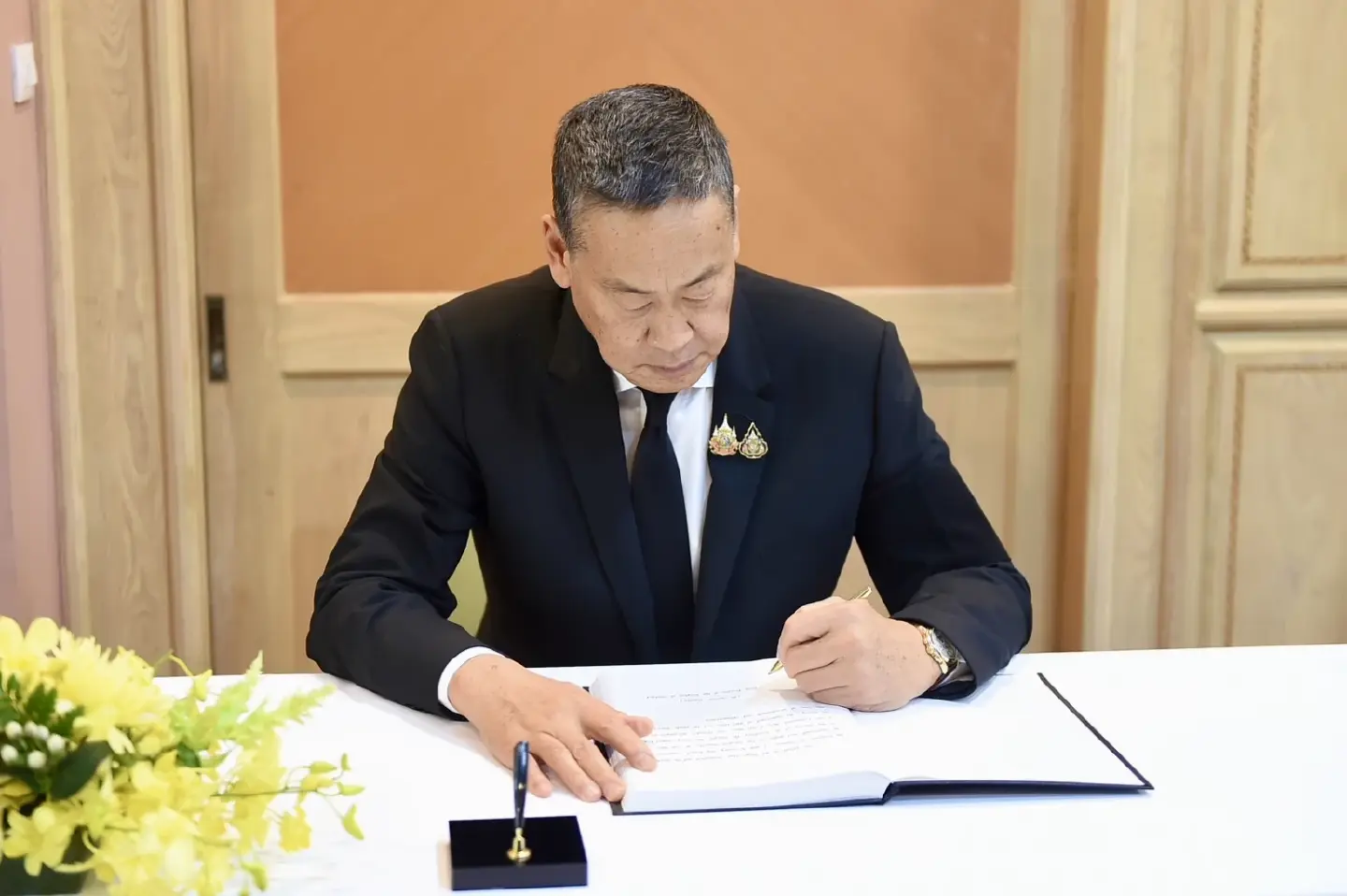Srettha pays respects to late Vietnamese Party leader