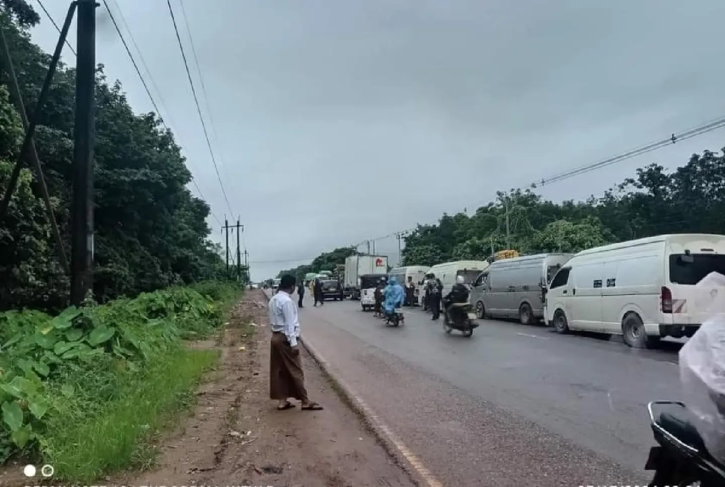 Explosions at bridge on Yangon-Mawlamyine Highway trap hundreds of vehicles