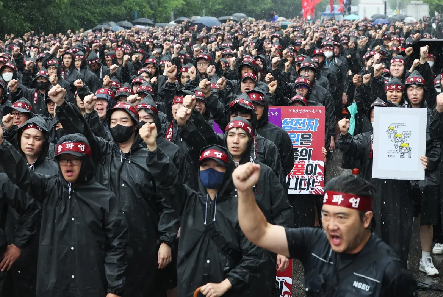 Samsung union begins first strike