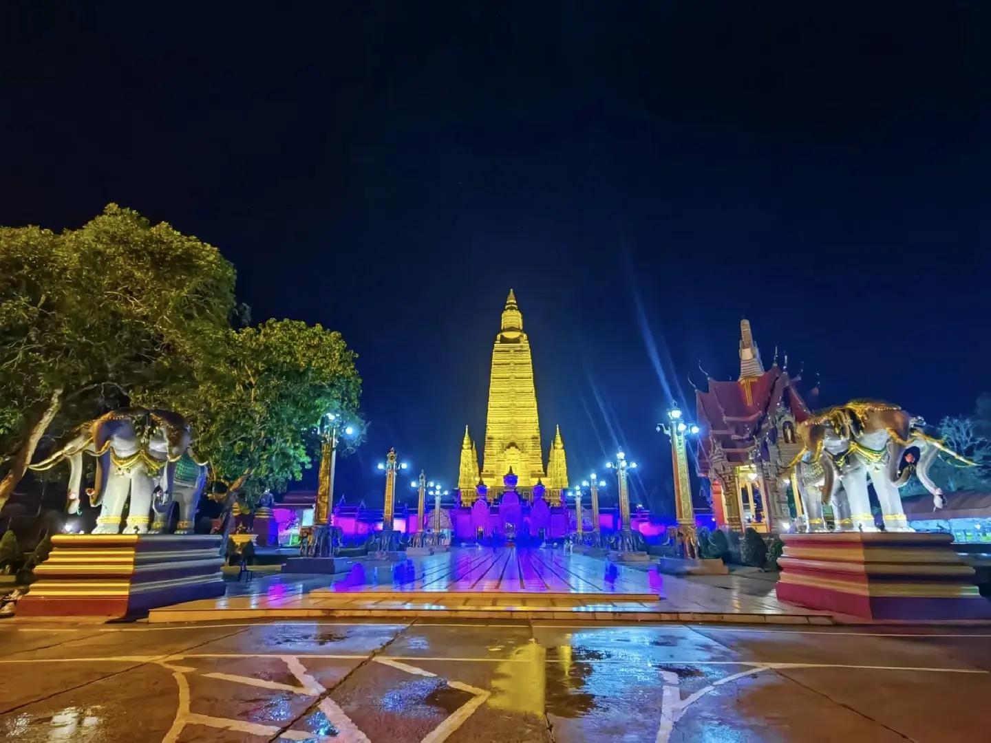 Wat Mahathat Wachiramongkol celebrates the King's 72nd birthday under King Rama X
