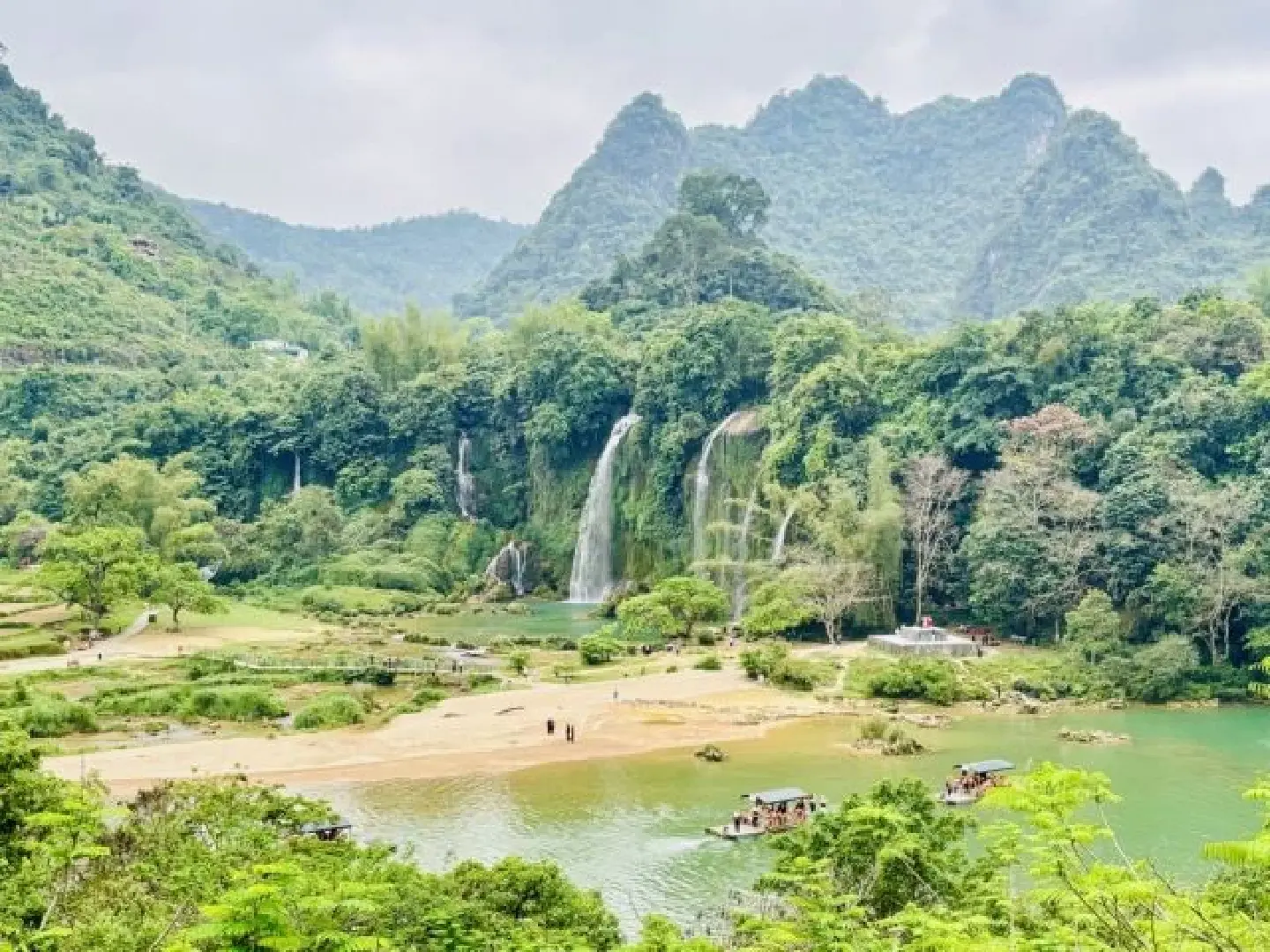 Ban Gioc-Detian waterfall tours in Vietnam halted after China-side incident Ban Gioc-Detian waterfall tours in Vietnam halted after China-side incident