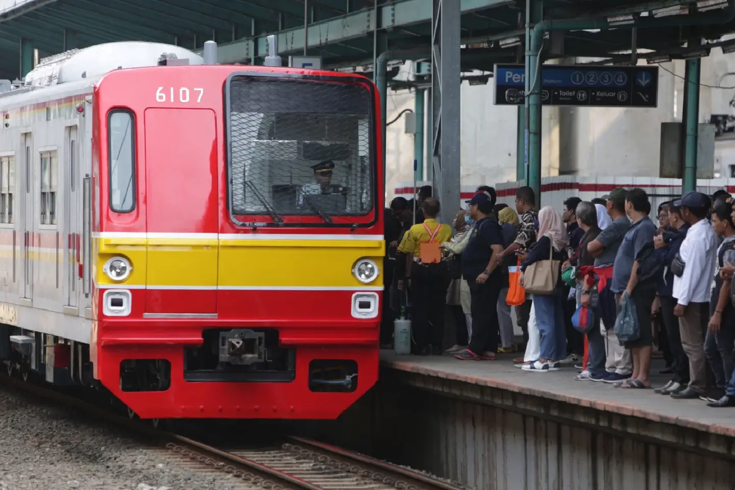 Government plan to slash Commuter Line subsidies sparks backlash Government plan to slash Commuter Line subsidies sparks backlash