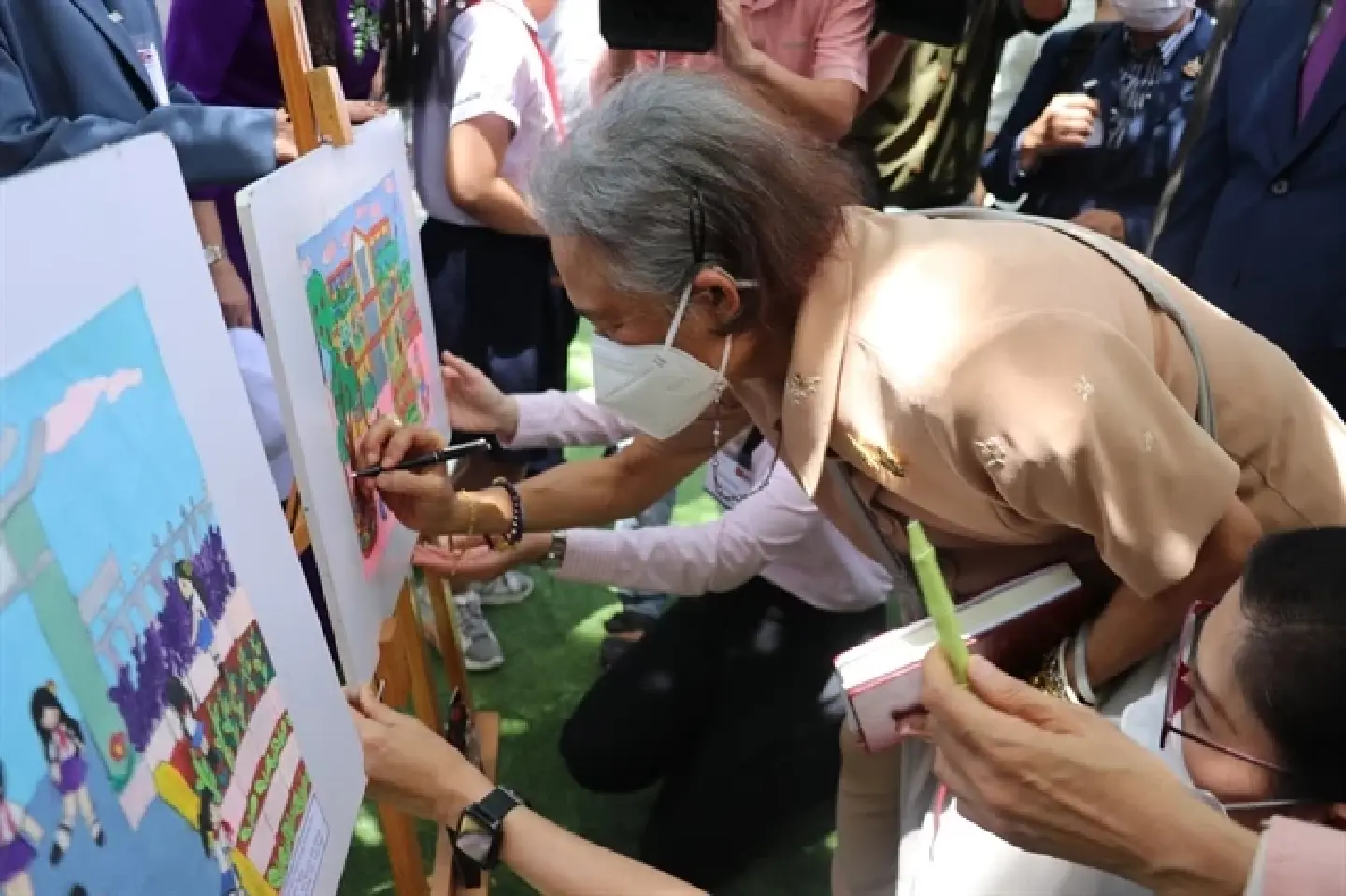 Princess Maha Chakri Sirindhorn improves Quang Tri schoolchildren's lives
