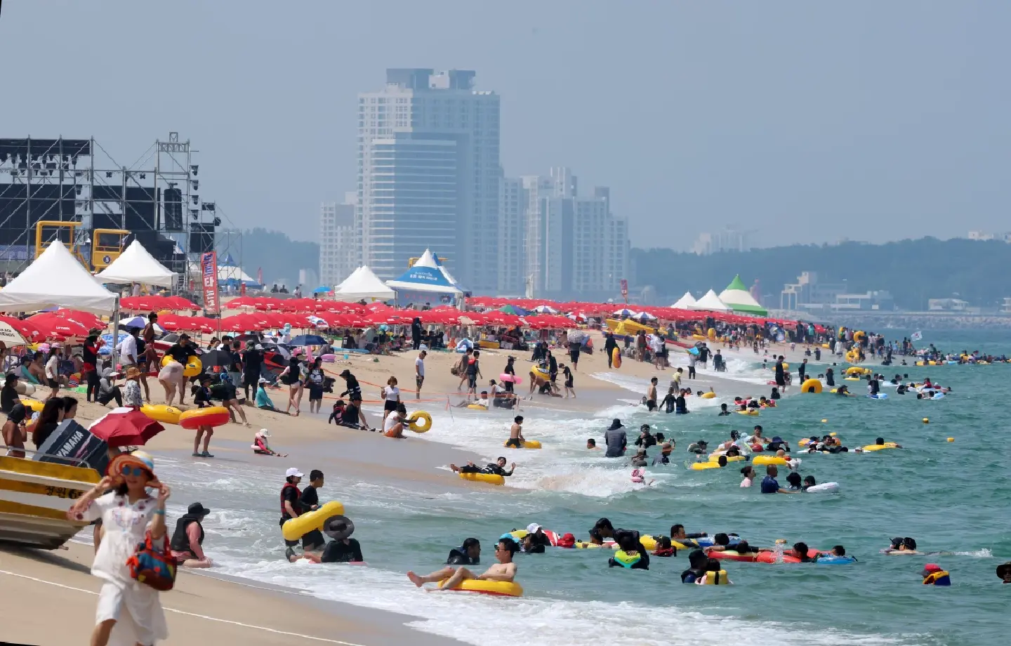 Korea sizzles as temperatures soar to 40 C for first time since 2019 Korea sizzles as temperatures soar to 40 C for first time since 2019