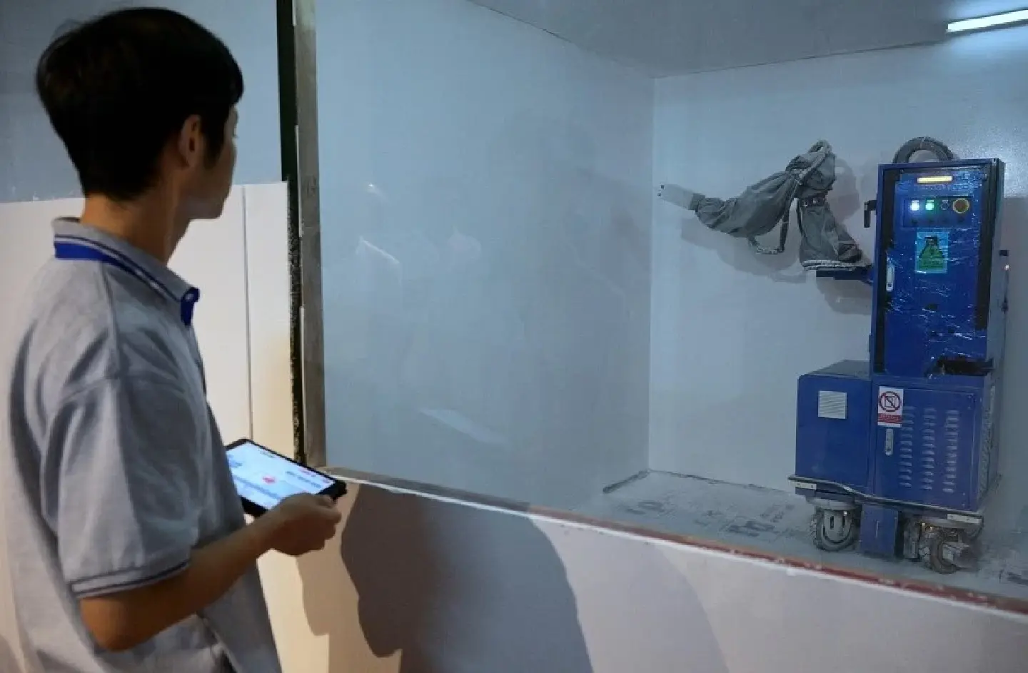 Robots painting and laying tiles revolutionize construction in Singapore Robots painting and laying tiles revolutionize construction in Singapore