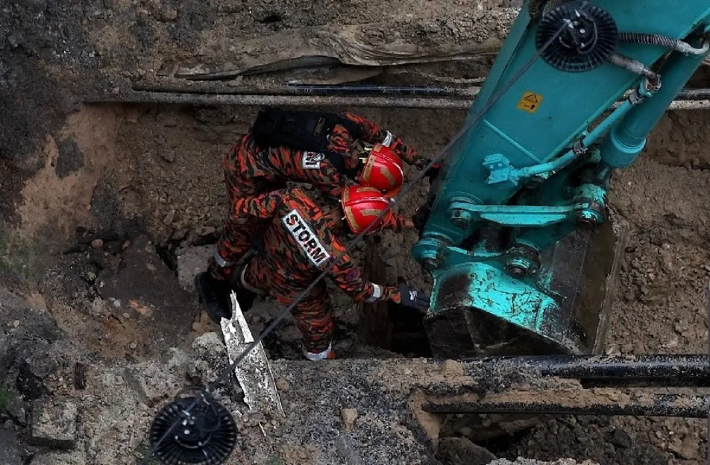 Kuala Lumpur sinkhole: Search for missing tourist expands to nearby manholes Kuala Lumpur sinkhole: Search for missing tourist expands to nearby manholes