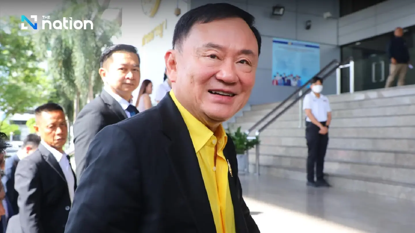 Thaksin dons yellow shirt for court appearance Thaksin dons yellow shirt for court appearance