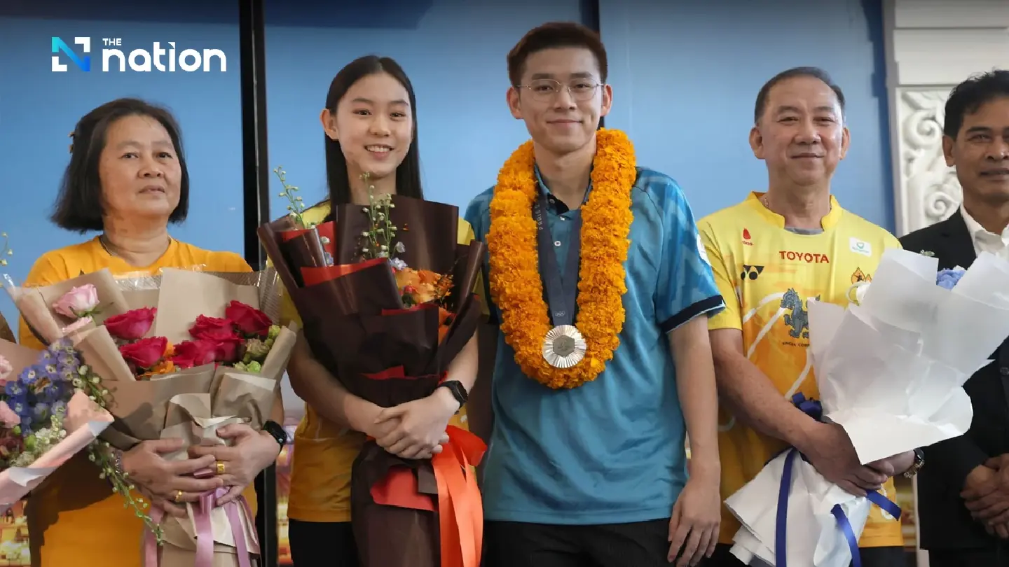 Badminton hero Kunlavut greeted by fans at Suvarnabhumi