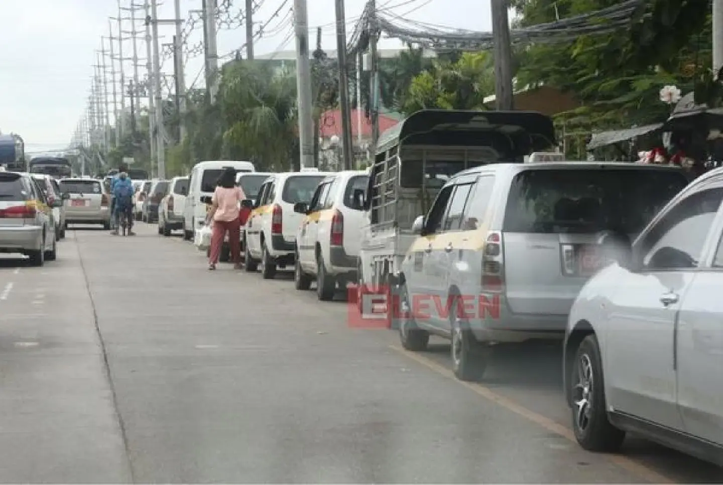 Fuel shortage causes overnight queues and traffic jams in Yangon Fuel shortage causes overnight queues and traffic jams in Yangon
